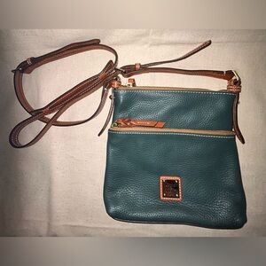 VINTAGE Dooney & Bourke Crossbody Zip Bag Beige Pebbled All Weather Leather